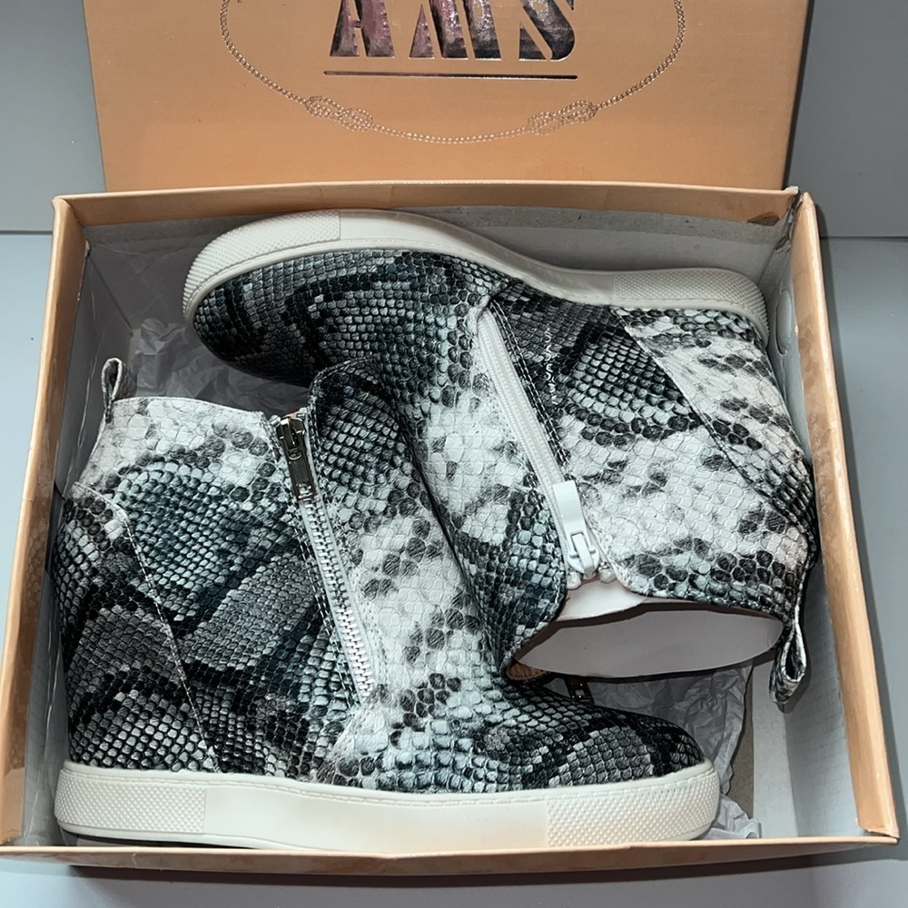 High-Top Wedge Sneakers. - Picture 4 of 8
